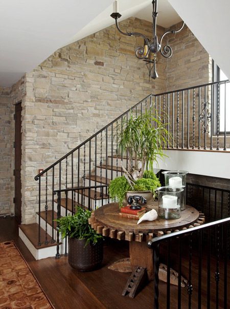 Escaleras con paredes de piedra